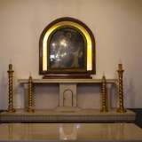 Il minuscolo altare in marmo bianco � invece sormontato da un dipinto che ritrae la Madonna del Rosario
